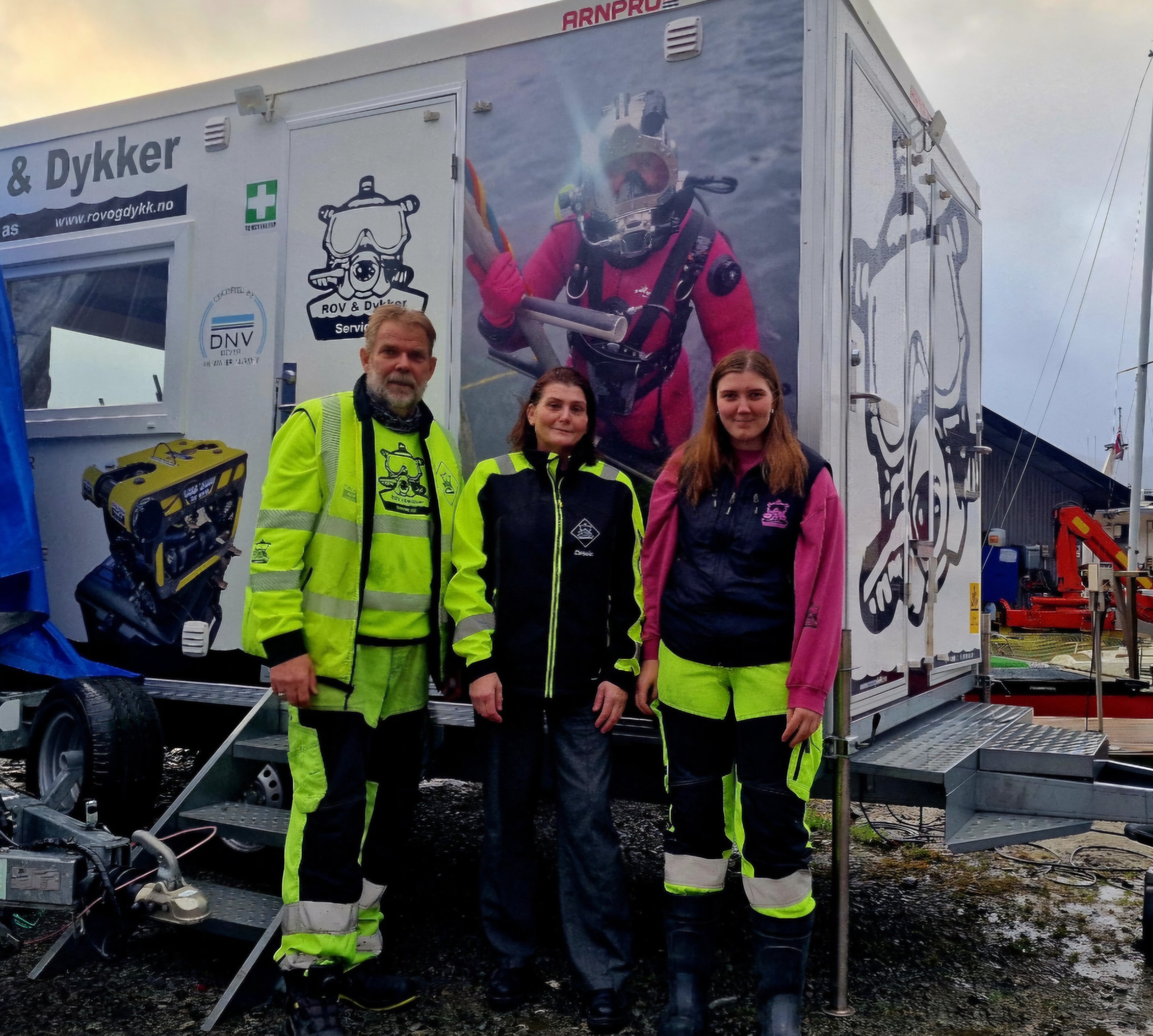 Dykkerlaget foran den mobile dykkestasjonen